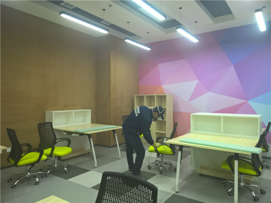 立美凈技術人員在進行室內甲醛清除作業