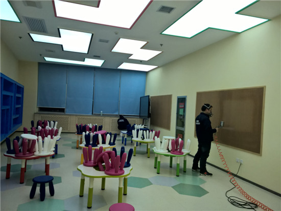 立美凈技術人員在進行室內甲醛清除作業