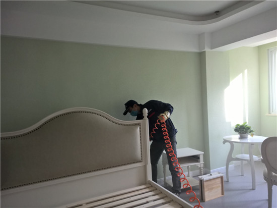 立美凈除甲醛公司施工人員在對月子會所做甲醛清理工作