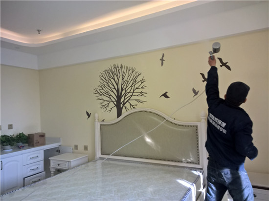 立美凈除甲醛公司施工人員在對月子會所做甲醛清理工作