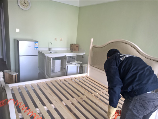 立美凈除甲醛公司施工人員在對月子會所做甲醛清理工作